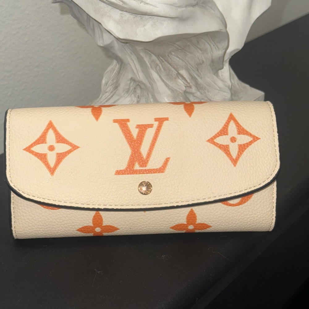 • Wallet •